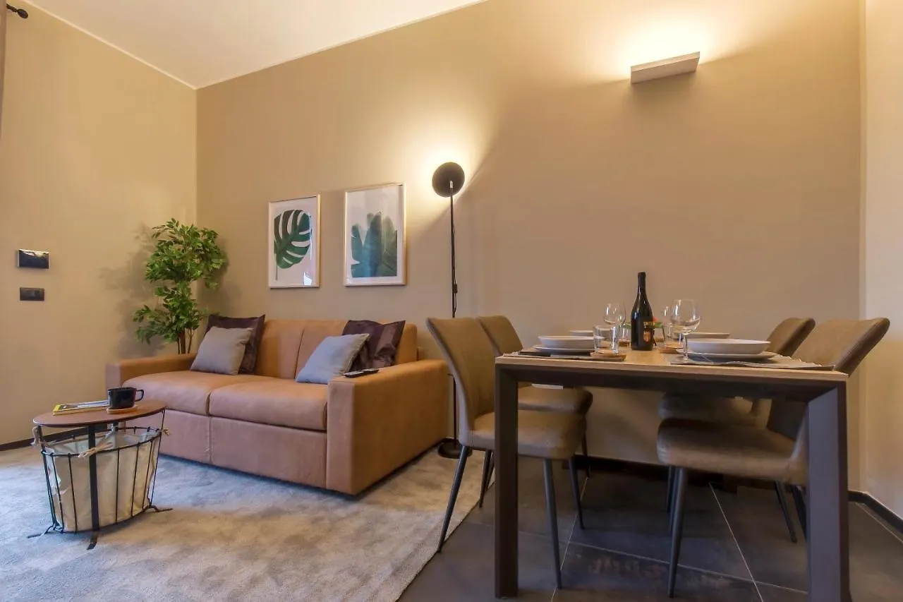 Modern & Bright 2 Bedroom Flat 50M From M4 Stop Mailand Apartment