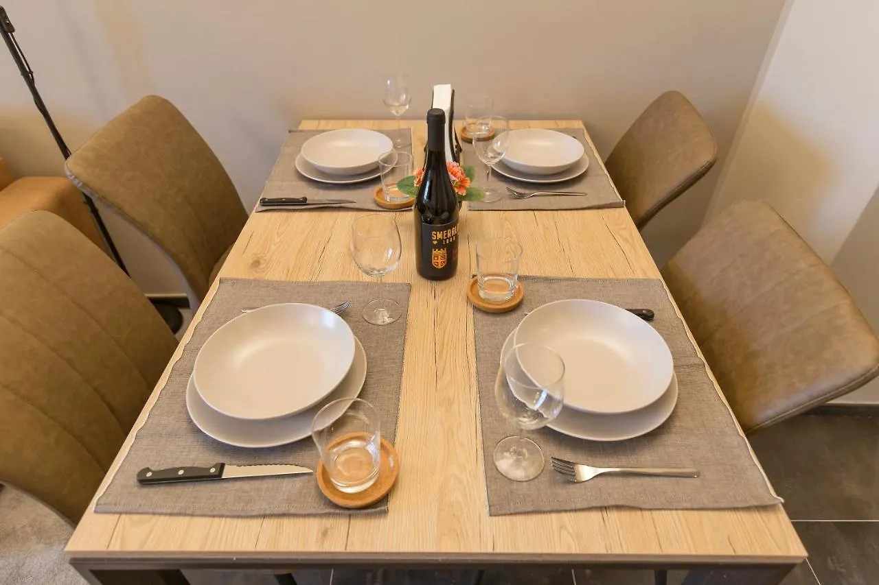 Modern & Bright 2 Bedroom Flat 50M From M4 Stop Mailand Apartment